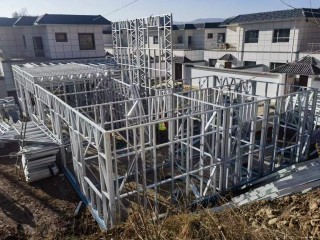 華能微排建筑給老百姓一個綠色的家●像搭積木一樣建房●我們每天追蹤微排建筑搭建進展每天更新用近百張圖片展示建造全過程樣板間地址：臨夏州和政縣達浪鄉(xiāng)大莊新農(nóng)村分五個重大步驟地基部分輕鋼裝配部分屋面外墻裝修